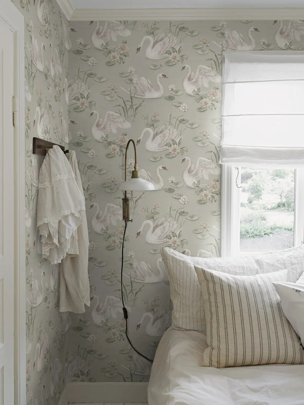 Borastapeter Wallpaper - Lily Swan Green - Image 2