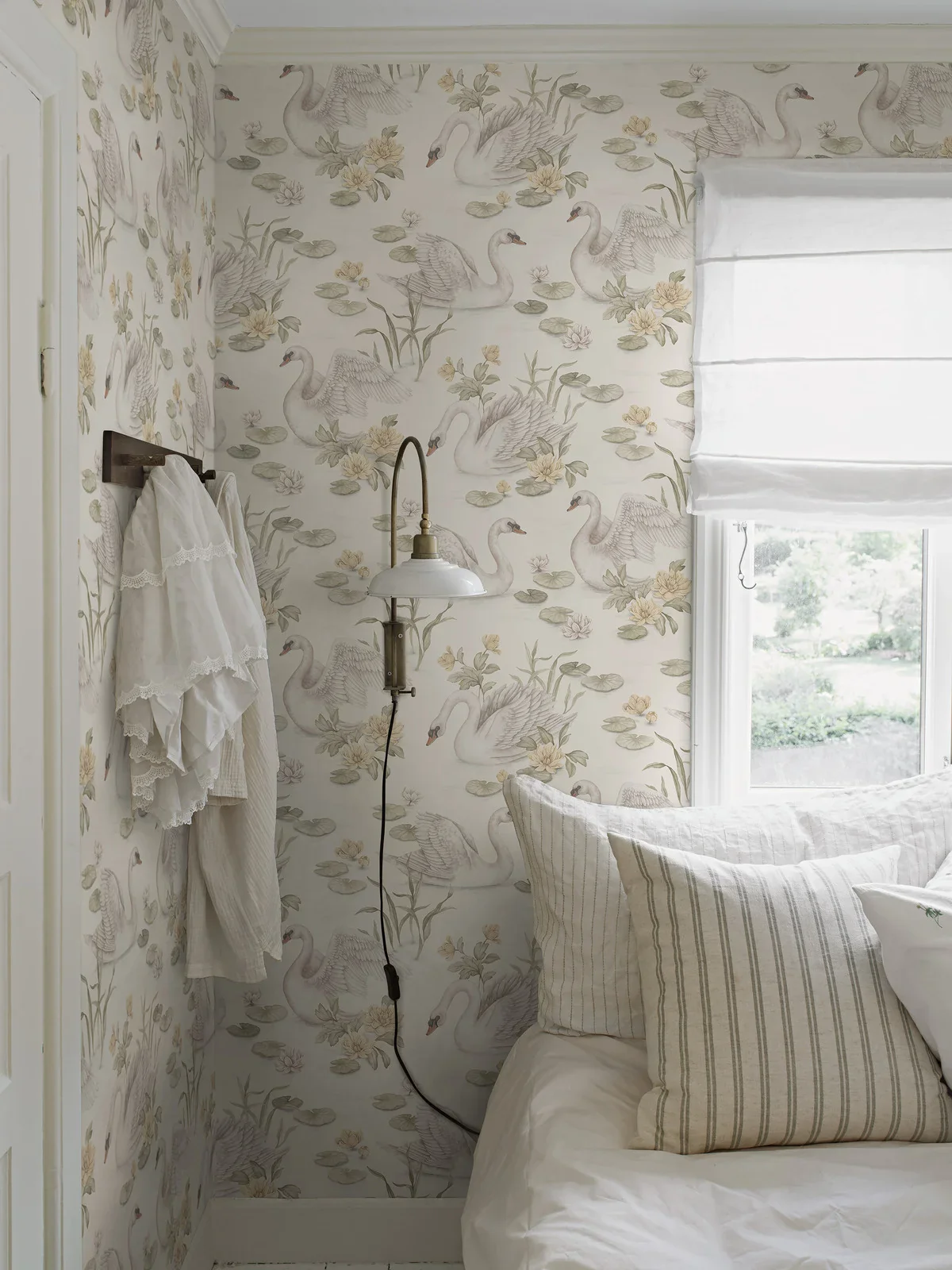 Borastapeter Wallpaper - Lily Swan White - Image 2