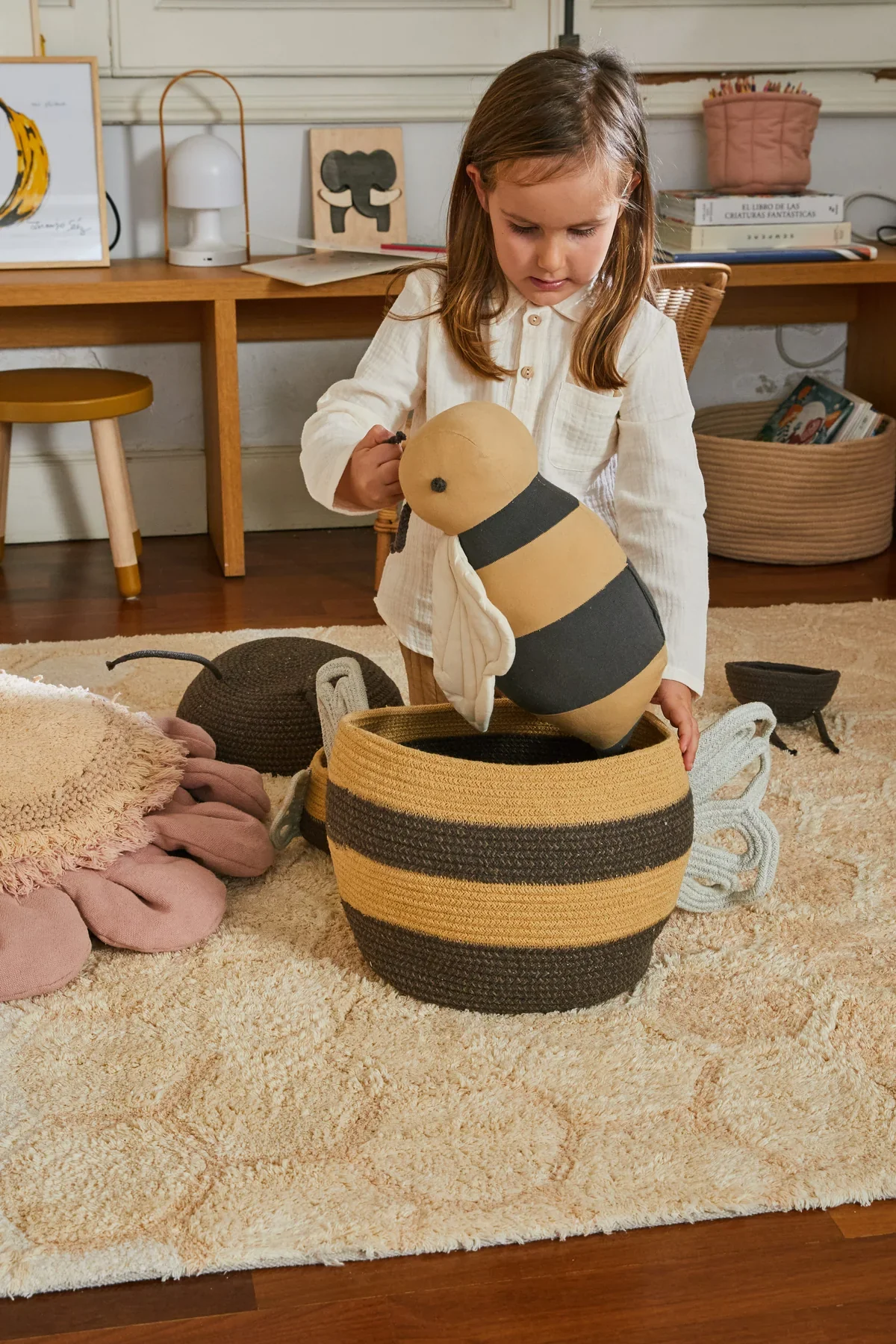 Lorena Canals Basket - Large Bee - Image 4