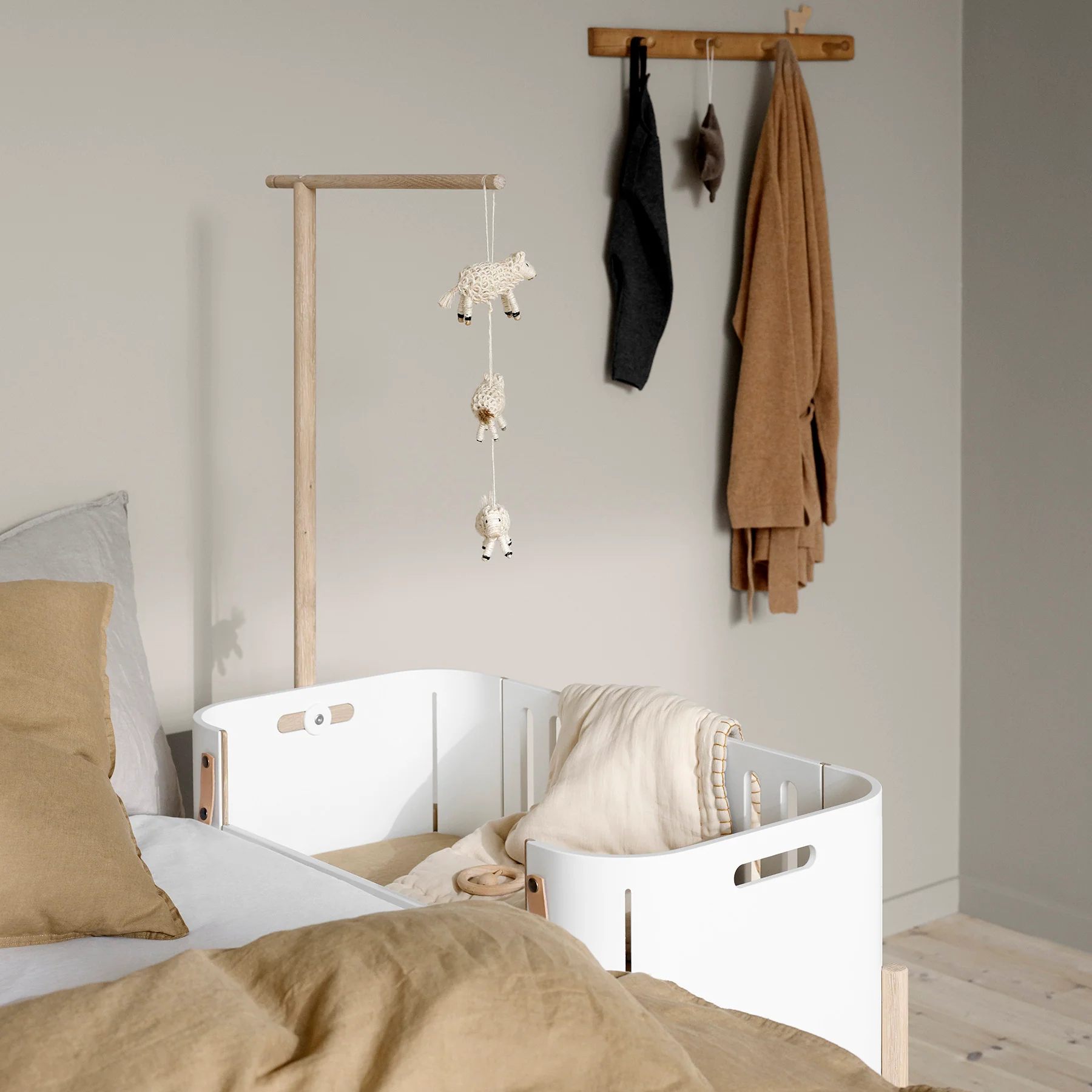 Oliver Furniture Wood Co-Sleeper (incl. Bench Conversion) - White/Oak - Image 4