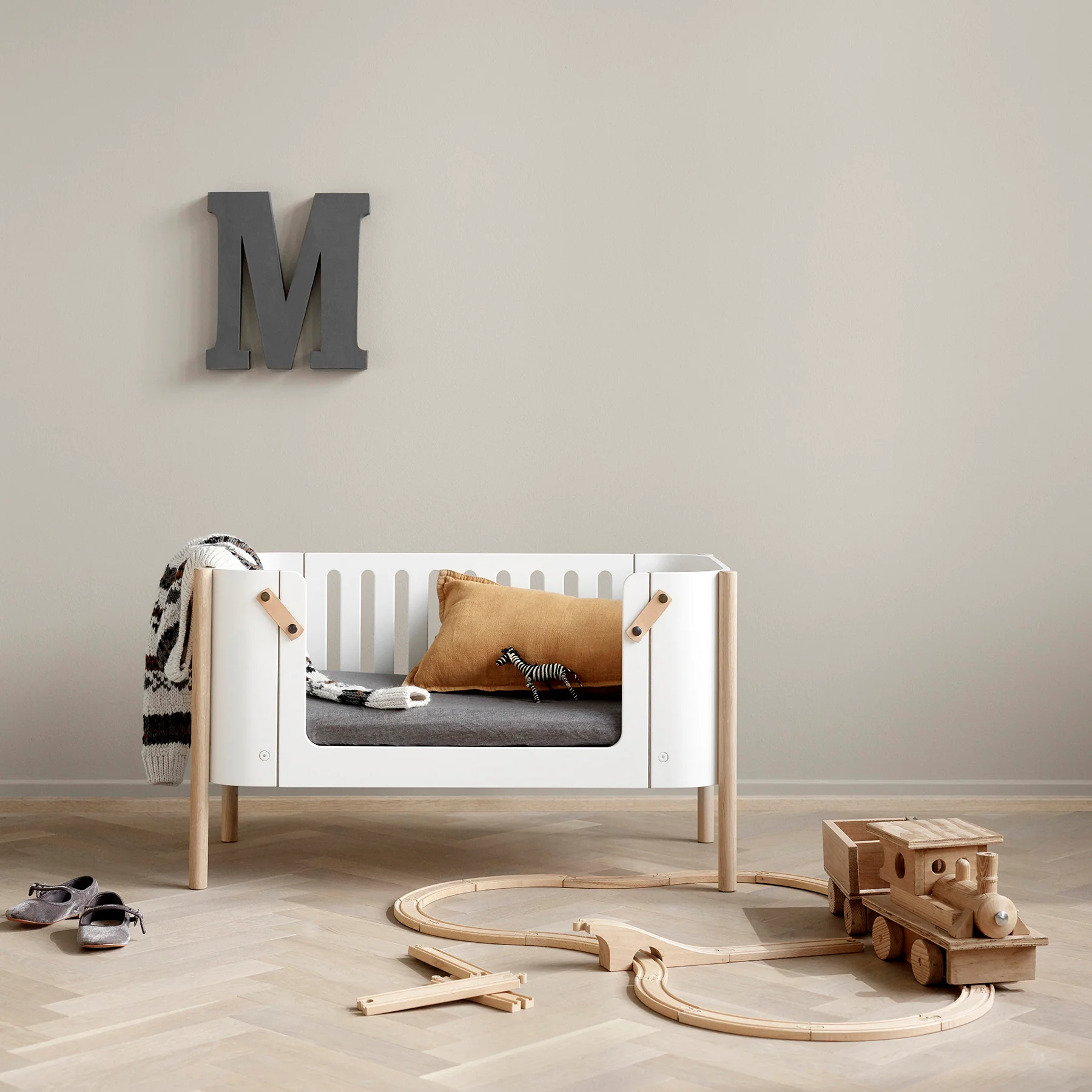 Oliver Furniture Wood Co-Sleeper (incl. Bench Conversion) - White/Oak - Image 9