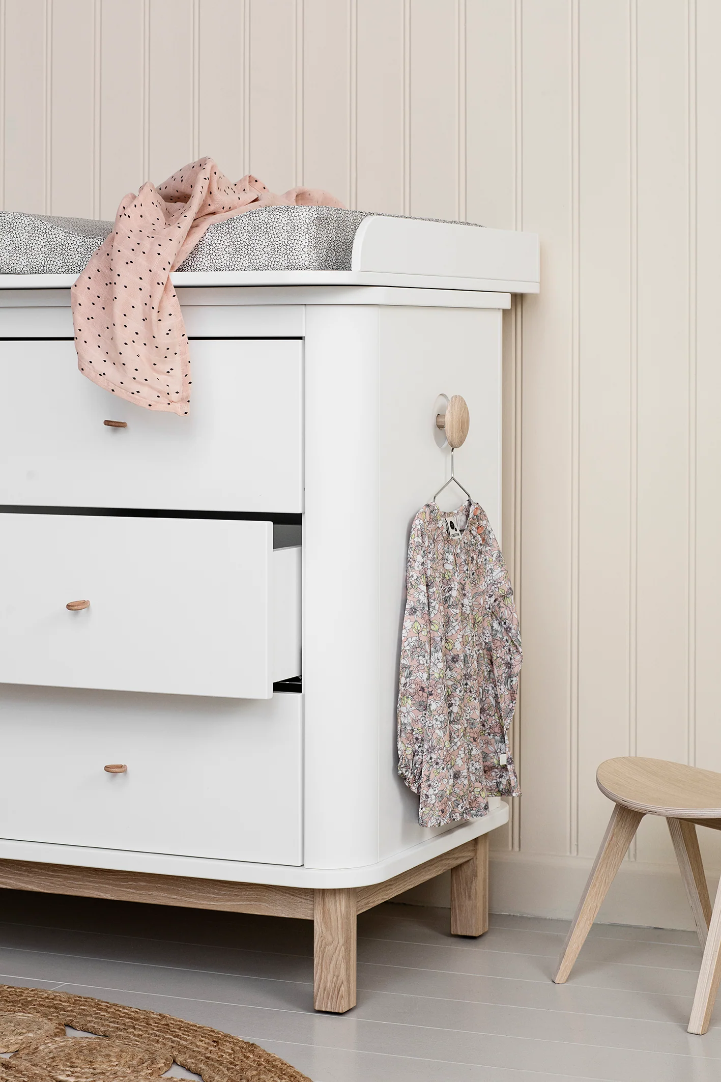 Oliver Furniture Nursery 6 Drawer Dresser (with changer top) - White/Oak - Image 4